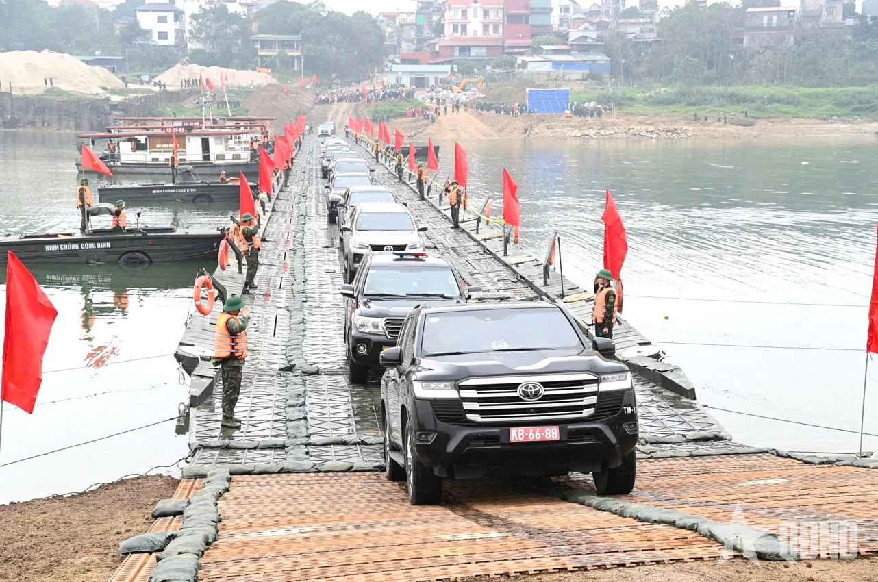 Nỗ lực bên nhịp cầu phao